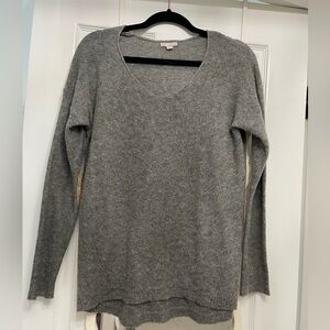 GAP Women's V-Neck Sweater in Gray